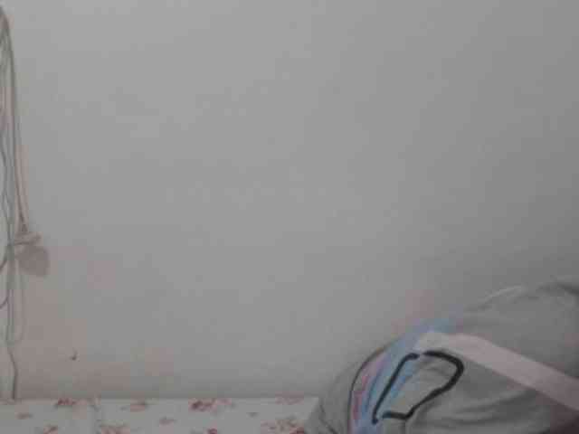 Kissmebabe143 webcam