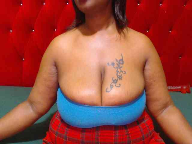 Bustytitsxx22 webcam