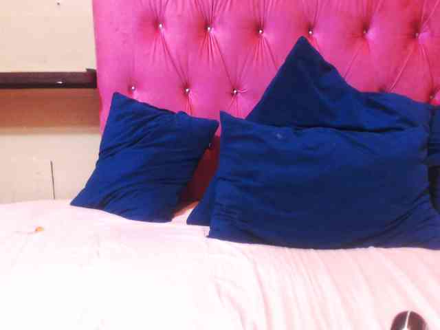 Bustytitsxx22 webcam