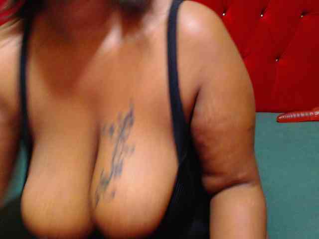 Bustytitsxx22 webcam