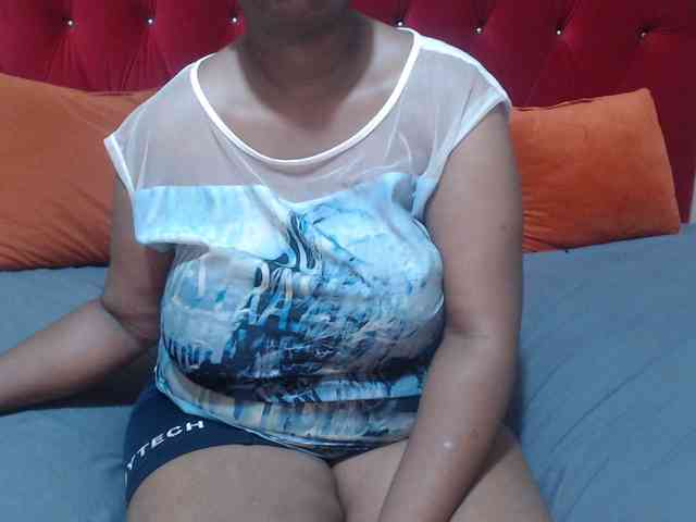 Bustytitsxx22 webcam