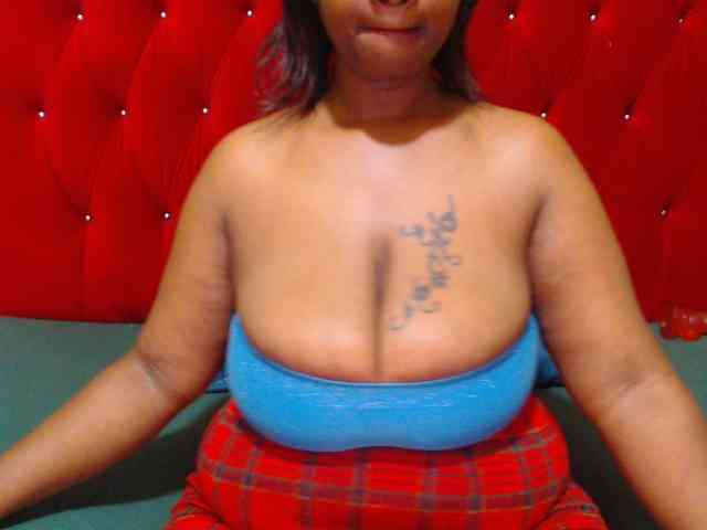 Bustytitsxx22 webcam