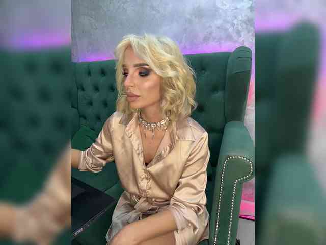 DarinaUK Live Webcam on BongaCams