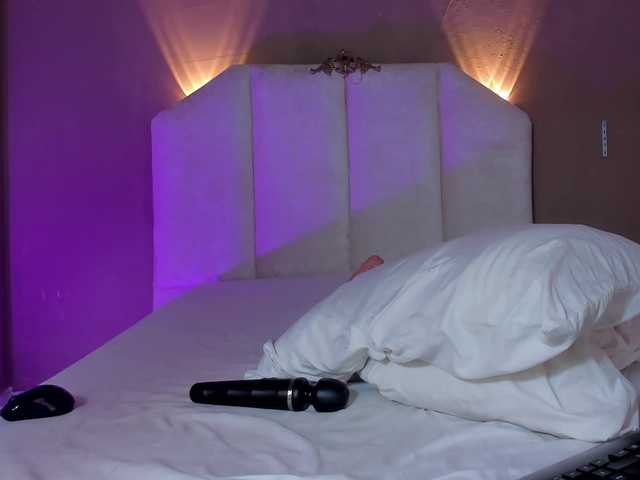 Juliette-1's BongaCams show and profile