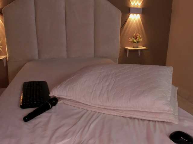 Juliette-1's BongaCams show and profile