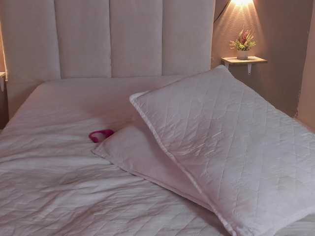 Juliette-1's BongaCams show and profile