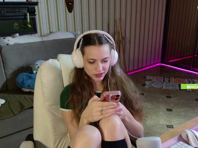 SarahSupershy's BongaCams show and profile