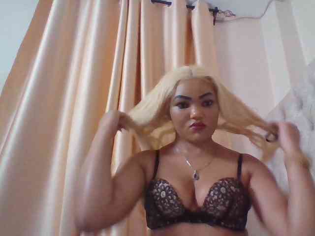 Beautystar12 Live Webcam on BongaCams