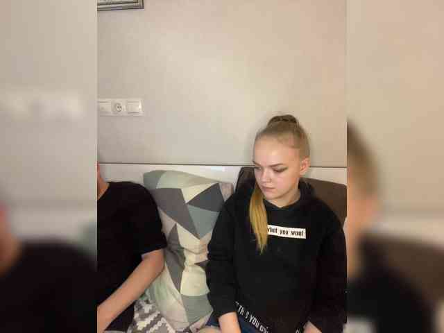 Sweetsquirt (20, White Live Couple) performing squirt.