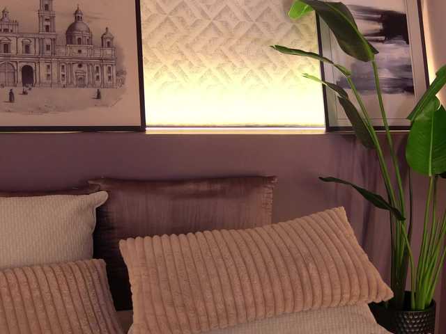 ElleDiane's BongaCams show and profile