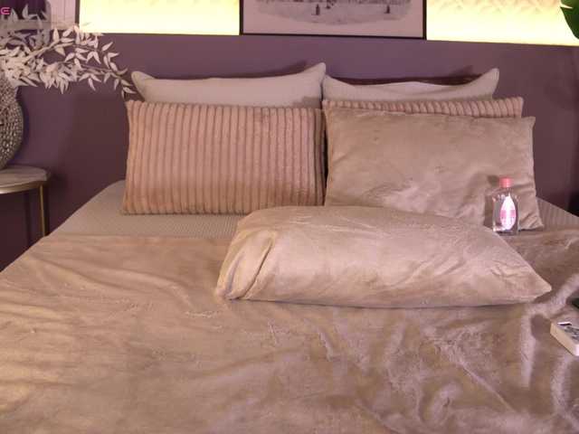 ElleDiane's BongaCams show and profile