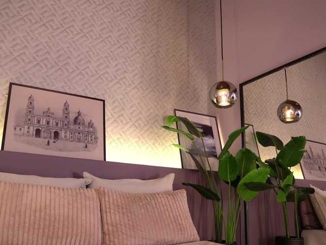 ElleDiane's BongaCams show and profile