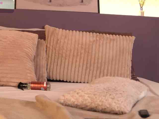 ElleDiane webcam