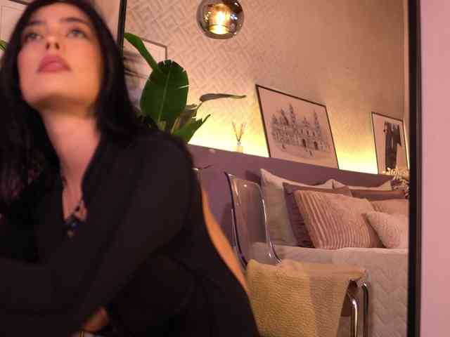 ElleDiane webcam