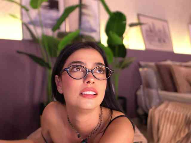 ElleDiane webcam