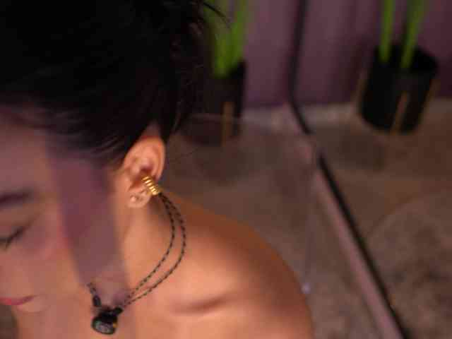 ElleDiane webcam