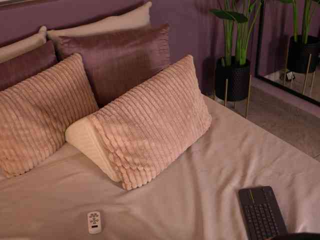 ElleDiane webcam