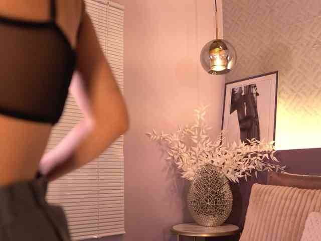 ElleDiane webcam