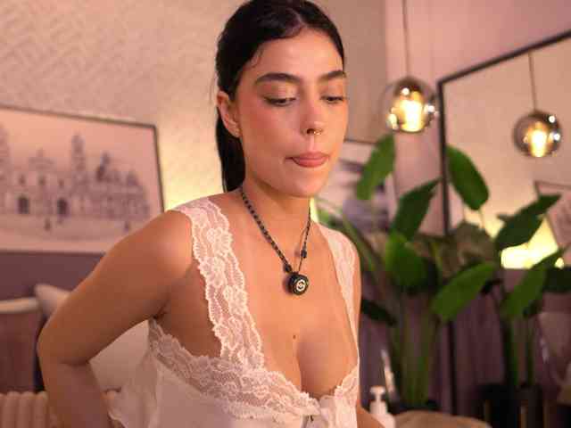 ElleDiane webcam