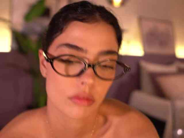 ElleDiane webcam