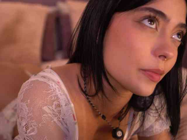 ElleDiane webcam
