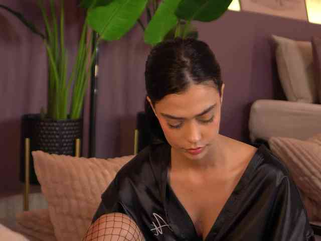 ElleDiane webcam