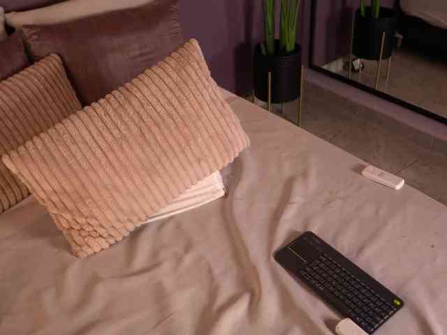 ElleDiane webcam