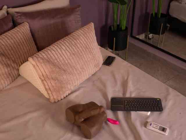 ElleDiane webcam