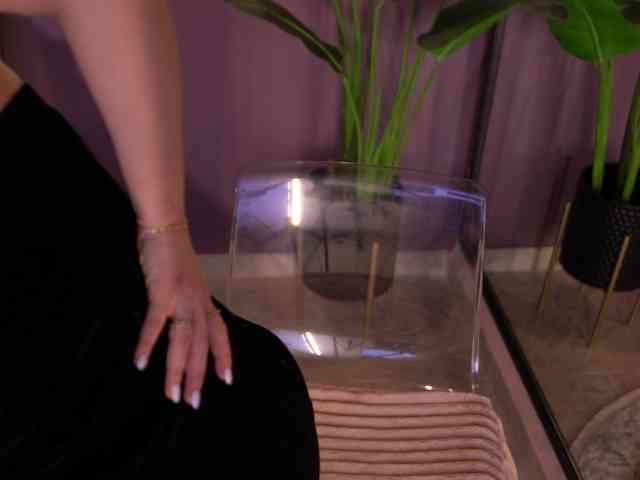 ElleDiane webcam