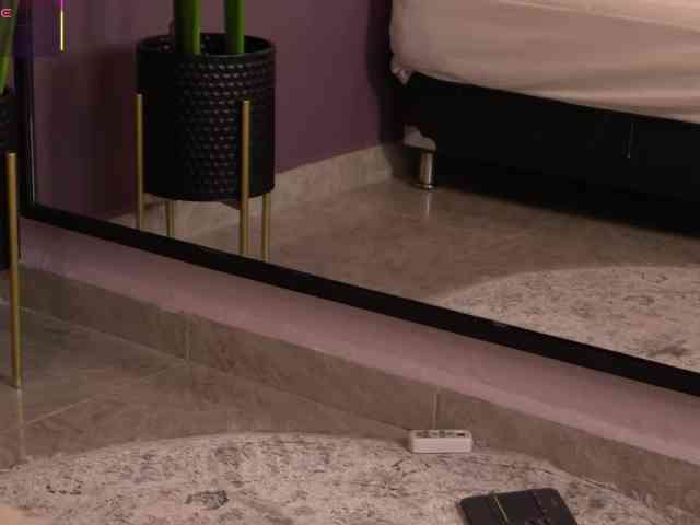 ElleDiane webcam