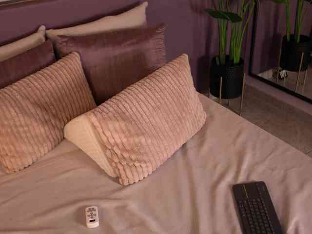 ElleDiane webcam