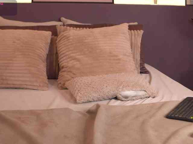 ElleDiane webcam