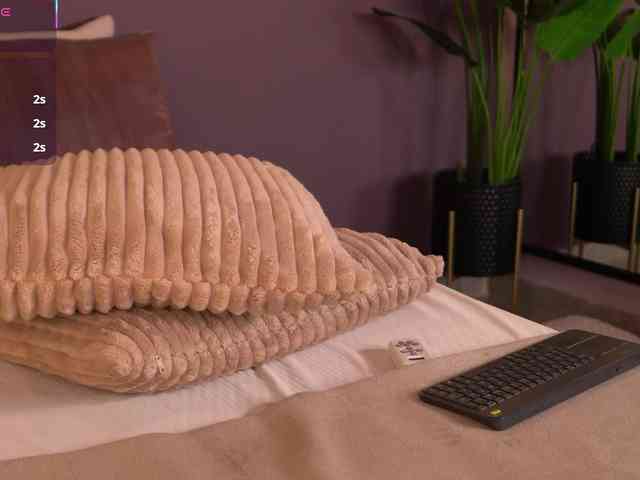 ElleDiane webcam