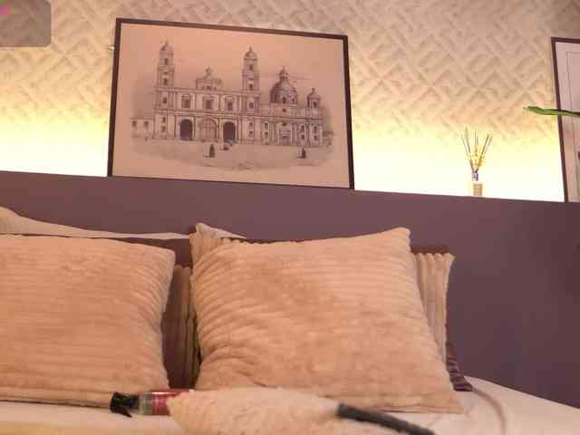 ElleDiane webcam