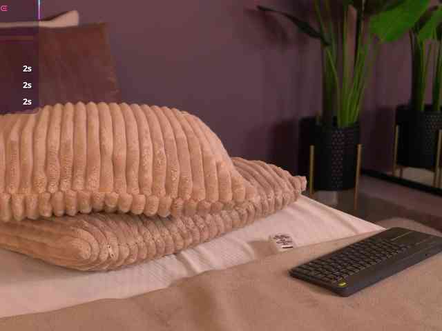 ElleDiane webcam