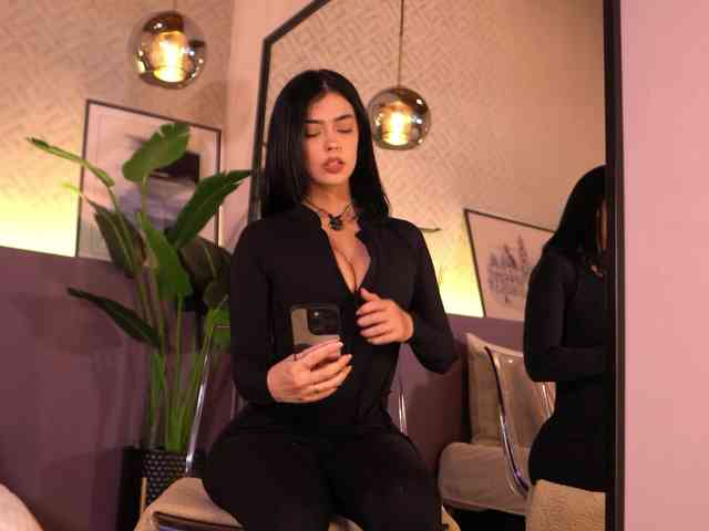ElleDiane webcam
