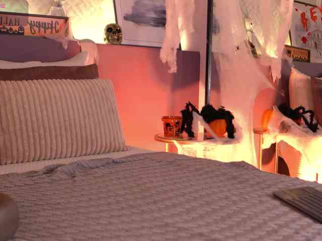 ElleDiane webcam