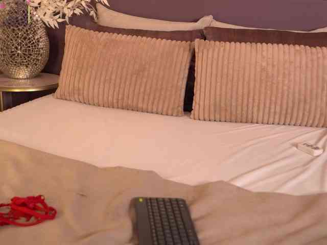 ElleDiane webcam