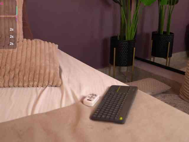 ElleDiane webcam