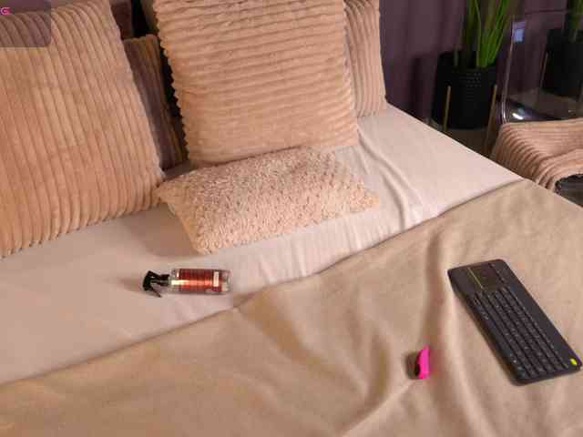 ElleDiane webcam