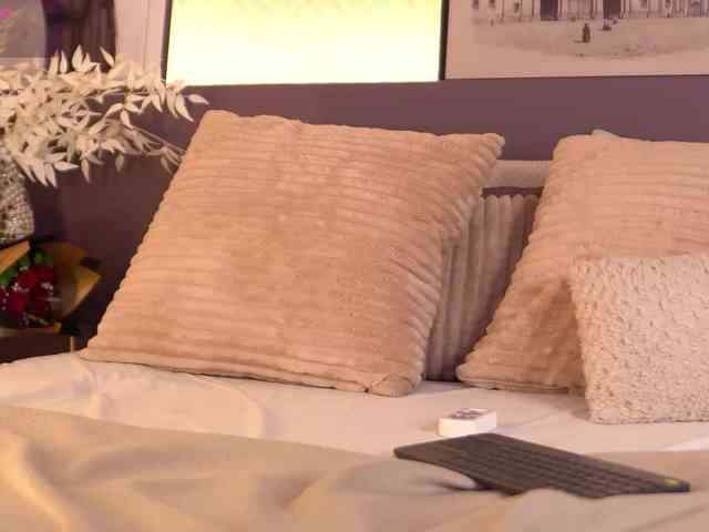 ElleDiane webcam