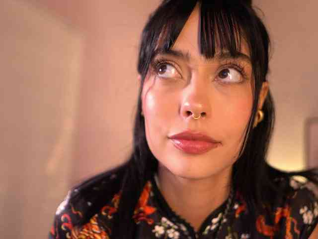 ElleDiane webcam