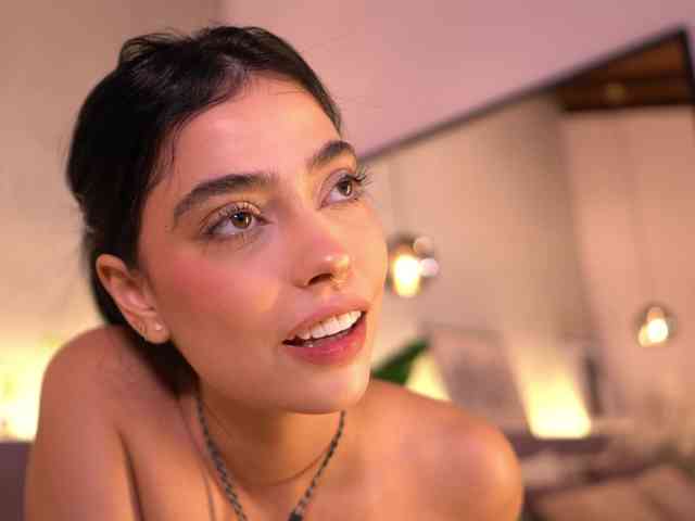 ElleDiane webcam