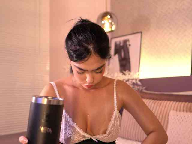 ElleDiane webcam