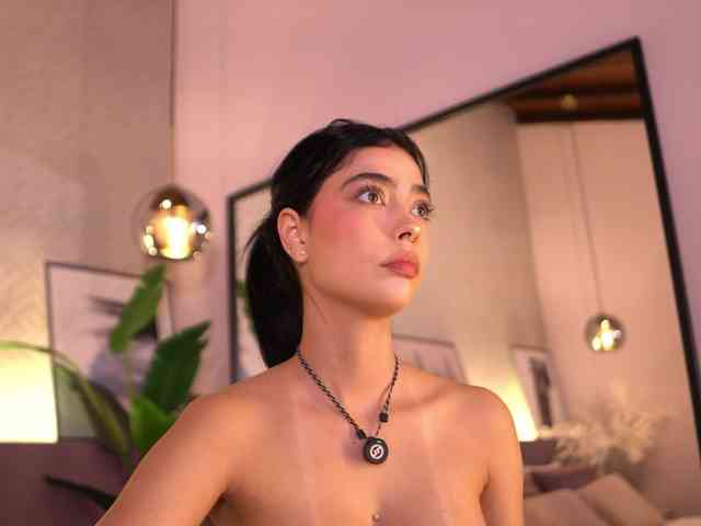 ElleDiane webcam