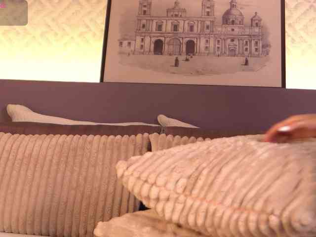 ElleDiane webcam