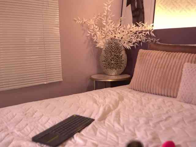 ElleDiane webcam