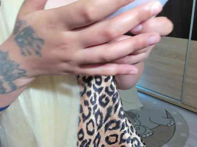 ellyslimdoll webcam