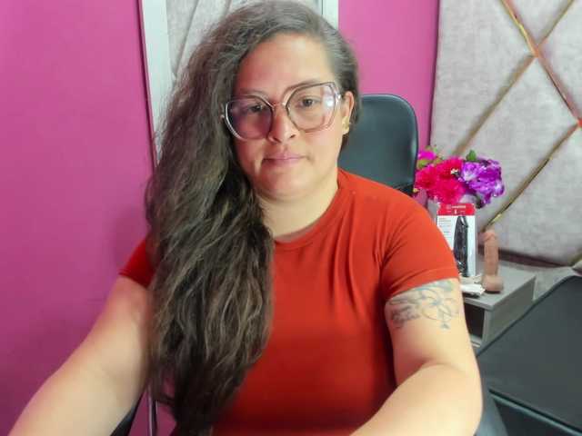 le modèle SaraThonson est en webcam porno dans un show sur le site bongacams, il possède les tags suivants: Latino/Hispanic,Brunette,Hairy
