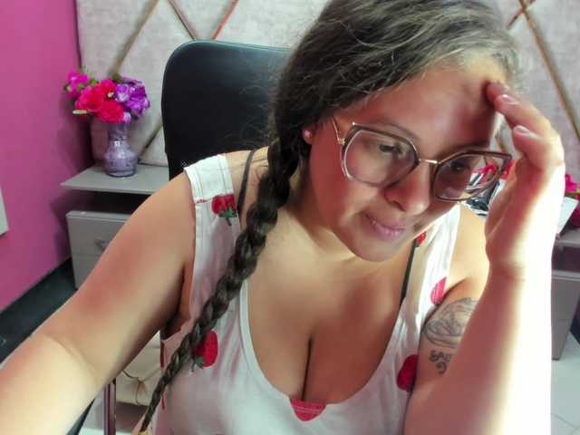 SaraThonson live cam profile